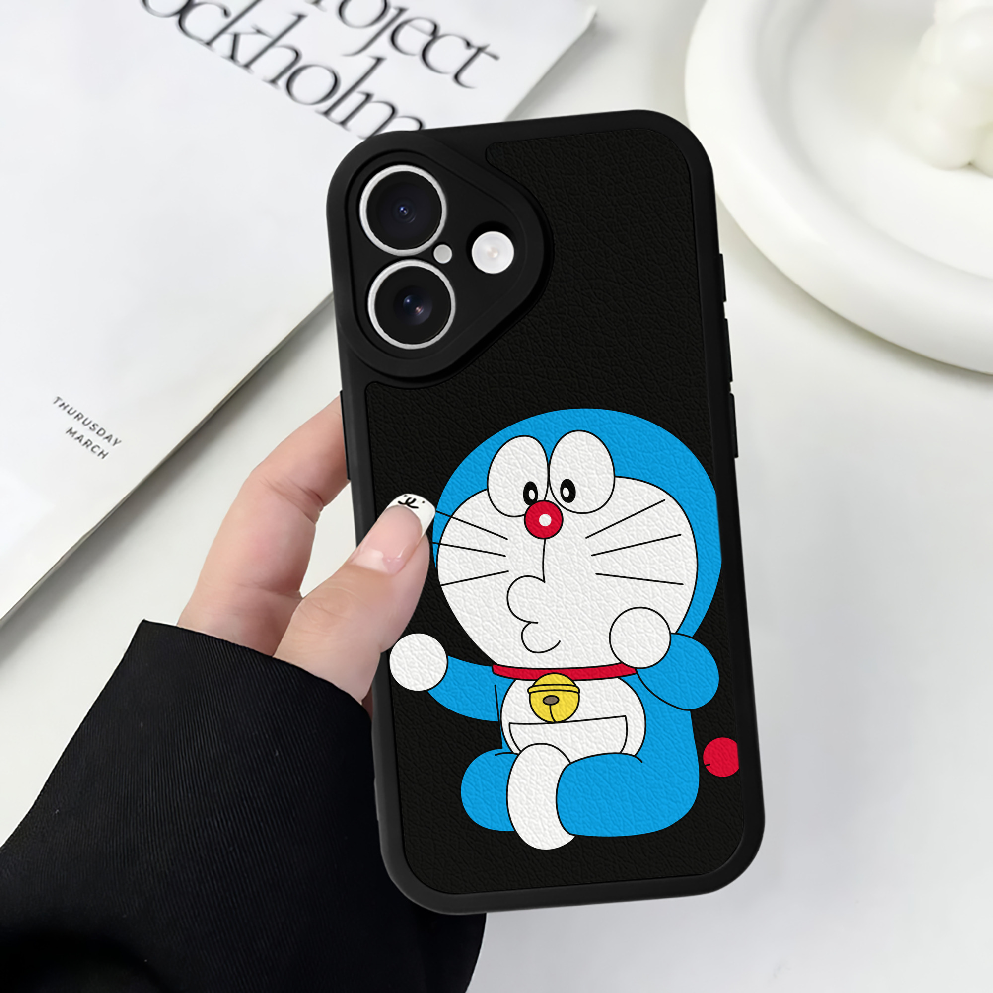 （画像用） ドラえもん Doraemon 【iPhone 16シリーズ対応】シリコンスマホケース（レザー調） 材質：シリコン